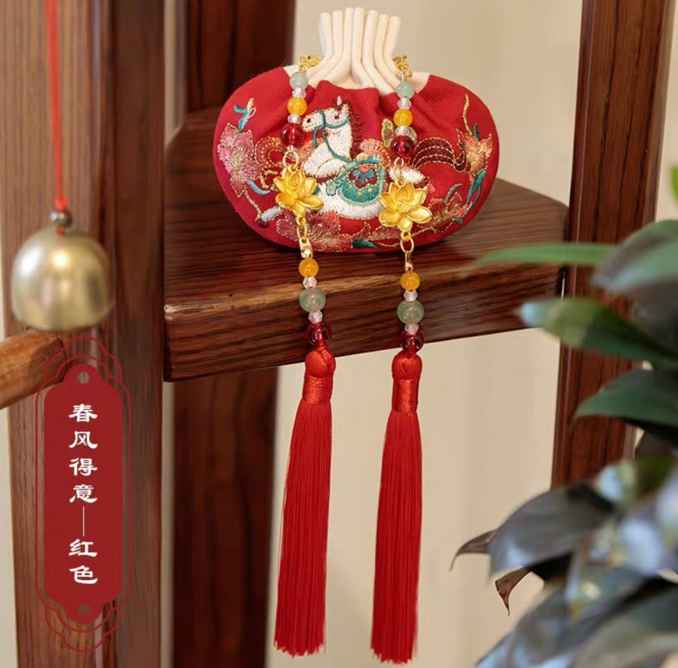 Chinese Fengshui-sachets Traditional handicrafts can soothe the mind, ward off evil spirits, bring wealth and good fortune, and enhance luck.