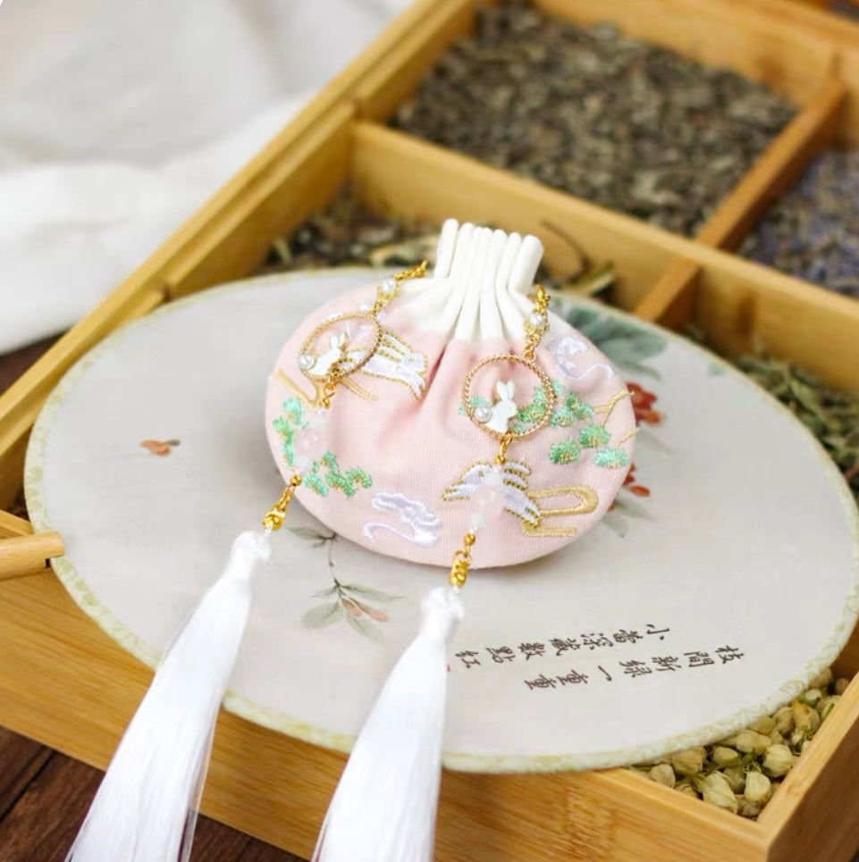 Chinese Fengshui-sachets Traditional handicrafts can soothe the mind, ward off evil spirits, bring wealth and good fortune, and enhance luck.