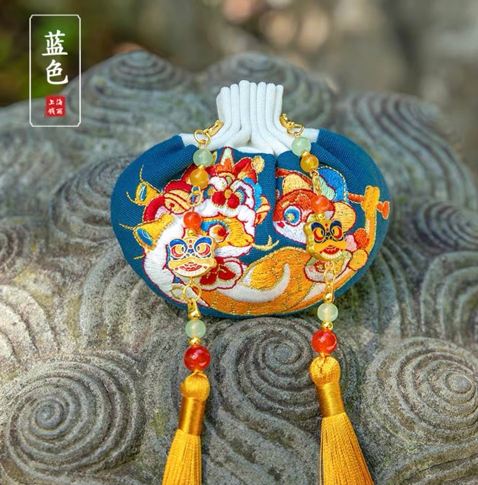Chinese Fengshui-sachets Traditional handicrafts can soothe the mind, ward off evil spirits, bring wealth and good fortune, and enhance luck.