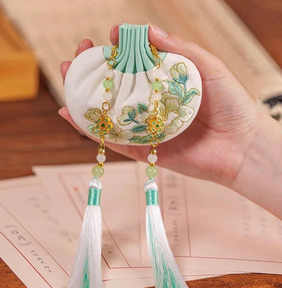 Chinese Fengshui-sachets Traditional handicrafts can soothe the mind, ward off evil spirits, bring wealth and good fortune, and enhance luck.