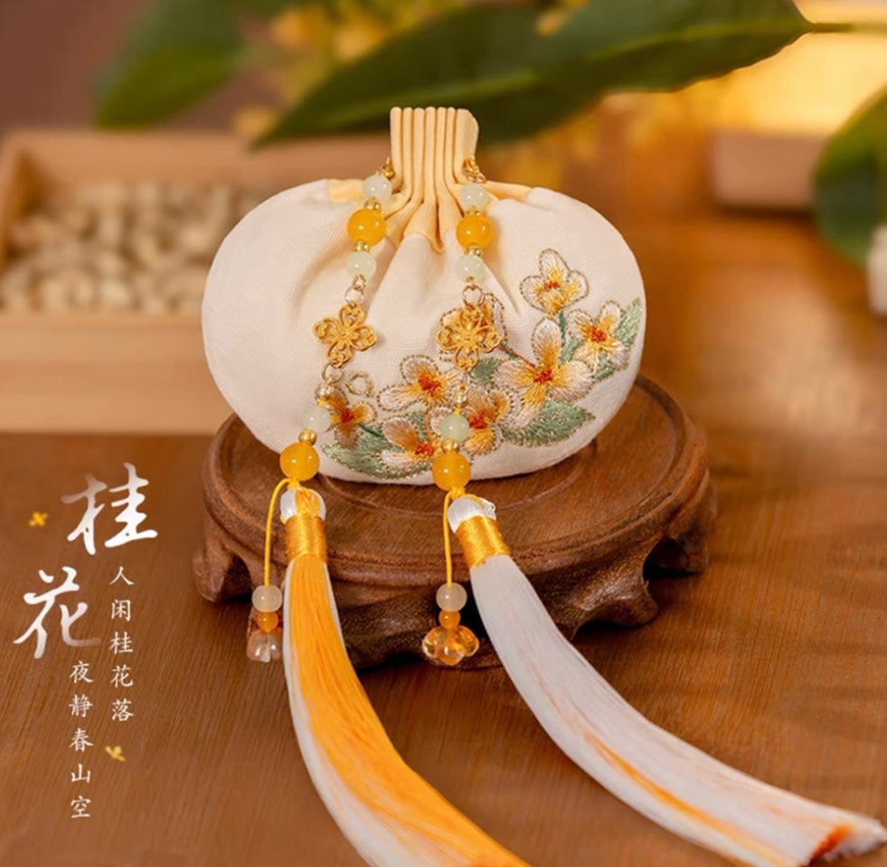 Chinese Fengshui-sachets Traditional handicrafts can soothe the mind, ward off evil spirits, bring wealth and good fortune, and enhance luck.