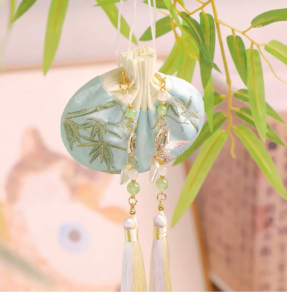 Chinese Fengshui-sachets Traditional handicrafts can soothe the mind, ward off evil spirits, bring wealth and good fortune, and enhance luck.